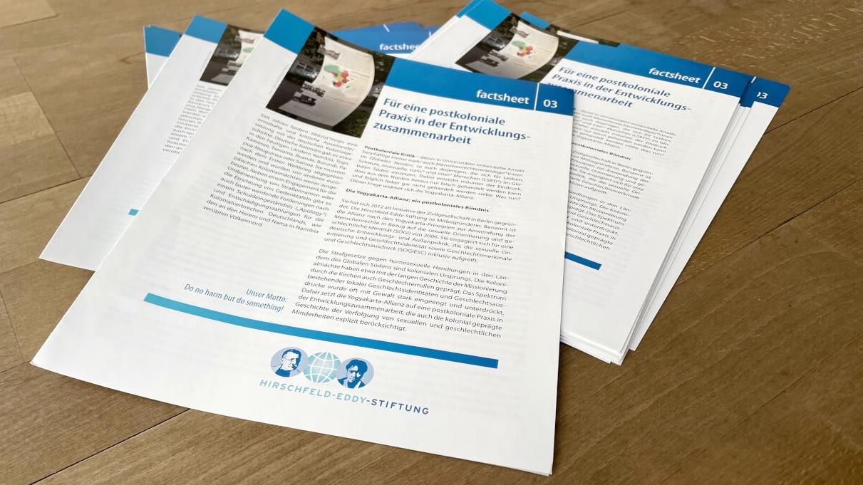 Für eine postkoloniale Praxis in der Entwicklungszusammenarbeit: Kolonialisierung, Missionsgeschichte und LSBTI Foto des Factsheets "Für eine postkoloniale Praxis in der Entwicklungszusammenarbeit"