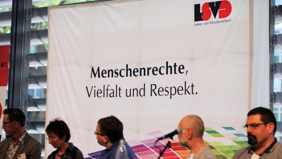 Der Lesben- und Schwulenverband (LSVD) sucht zum nächstmöglichen Zeitpunkt ein*n Pressesprecher*in (40h/ Woche, unbefristet). Bewerbungsschluss 10. Juni Bild vom LSVD-Verbandstag Menschenrechte, Vielfalt und Respekt