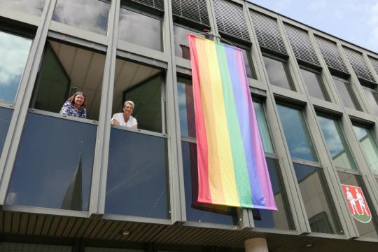 Regenbogenband über Bünde