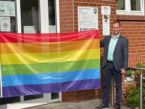 Regenbogenband über Burg