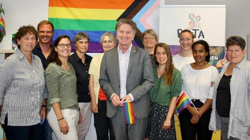 Stuttgart: Sozialminister Manne Lucha besucht Regenbogenfamilien-Projekt des LSVD