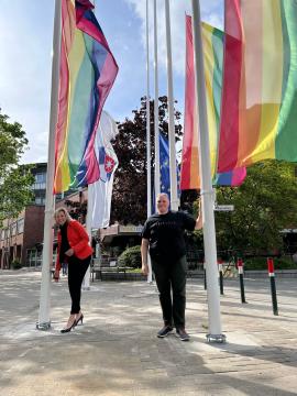 Regenbogenflaggenhissung in Norderstedt mit Oberbürgermeisterin Röder und Landesvorstand Danny Clausen-Holm