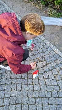 Stolpersteine putzen in Magdeburg mit dem LSVD Sachsen-Anhalt